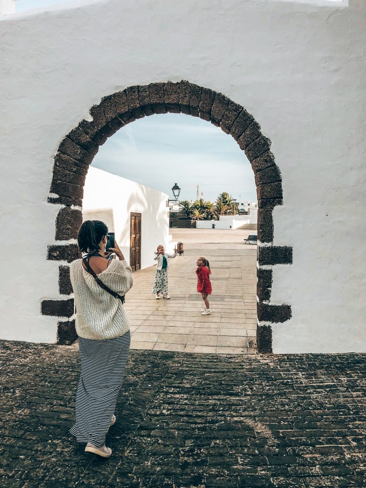 Ik die foto neem van Noa & Billie onder de koepel die toegang geeft tot de Gran Mareta. Kindvriendelijke uitstappen in Lanzarote