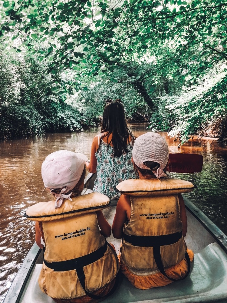 Foto van rug Noa, Billie & Laetitia in de kano op de Kleine Nete.