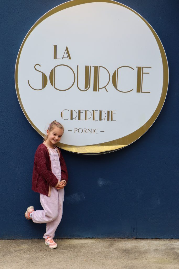 Het logo op de voorgevel van het restaurant La creperie de la source waar Noa bij staat. We gingen er dineren tijdens onze vakantie in de Loire.