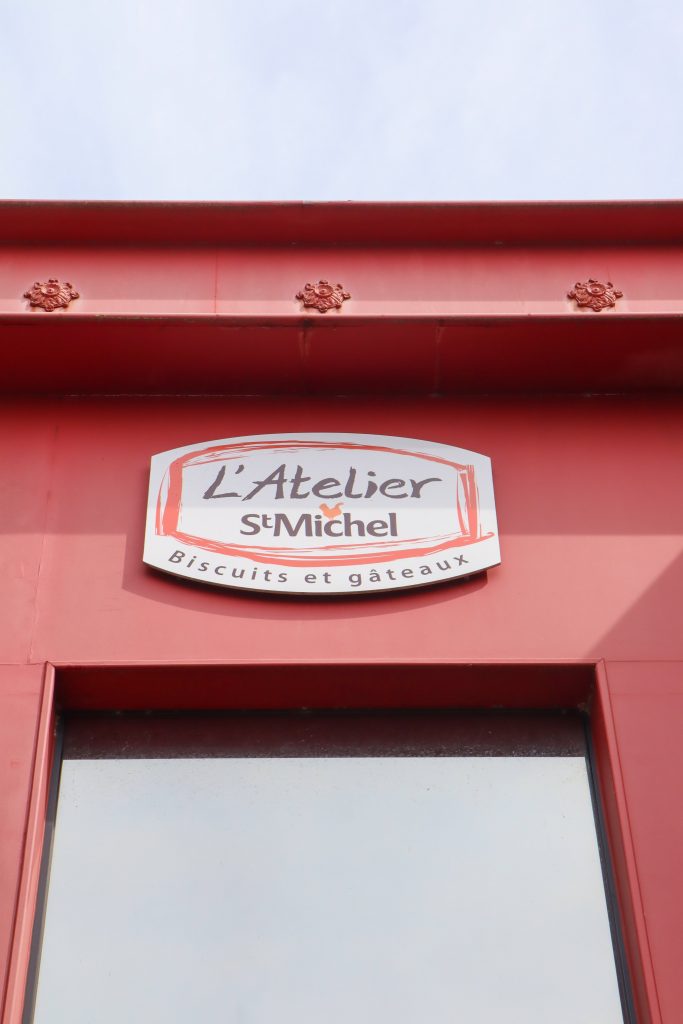 De voorgevel met logo van l'Atelier St Michel dat we bezochten tijdens onze vakantie in de Loire.