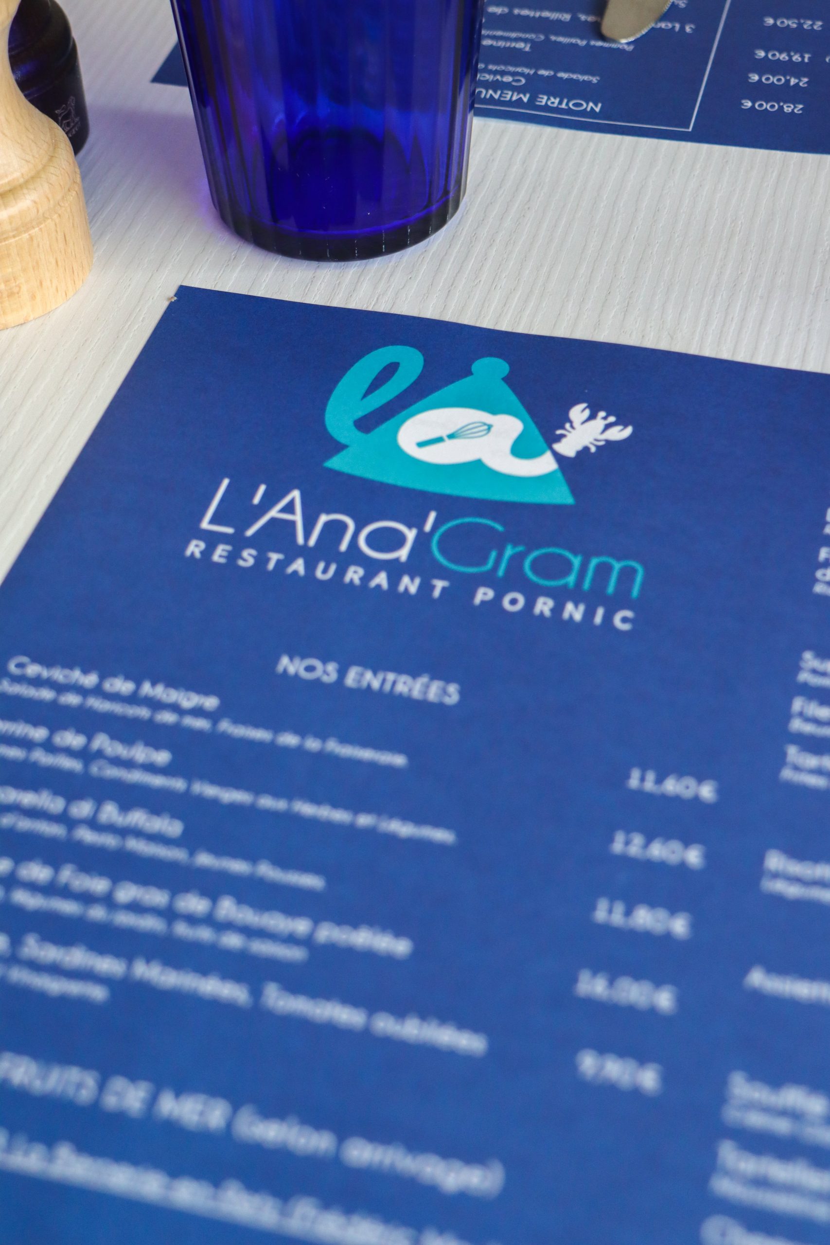 Het menu op de onderlegger van het restaurant L'Anagram waar we tijdens onze vakantie in de Loirestreek gingen lunchen.