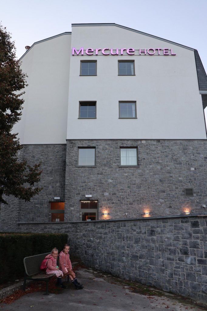 Foto van Noa & Billie voor het Mercure Hotel waar we tijdens ons weekend in Han-Sur-Lesse verbleven. 